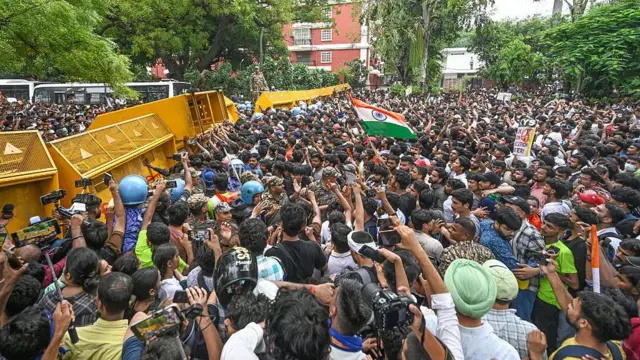 CEC ज्ञानेश कुमार के इस्तीफे की मांग को लेकर दिल्ली में विपक्ष का प्रदर्शन
