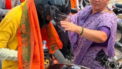 : टांडा में सेवा संकल्प यात्रा के स्वागत के दौरान पुष्पवर्षा करते कार्यकर्ता
