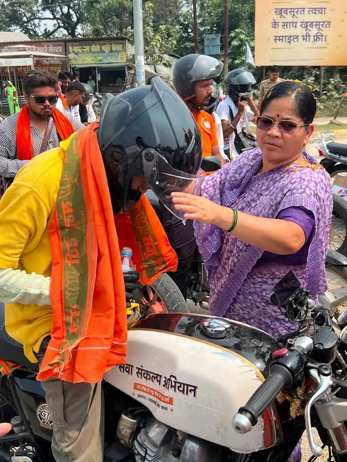 : टांडा में सेवा संकल्प यात्रा के स्वागत के दौरान पुष्पवर्षा करते कार्यकर्ता