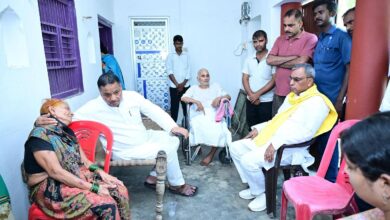 अंबेडकरनगर के मठिया में शहीद अंकित पांडेय के परिजनों से मुलाकात करते प्रभारी मंत्री ओमप्रकाश राजभर।