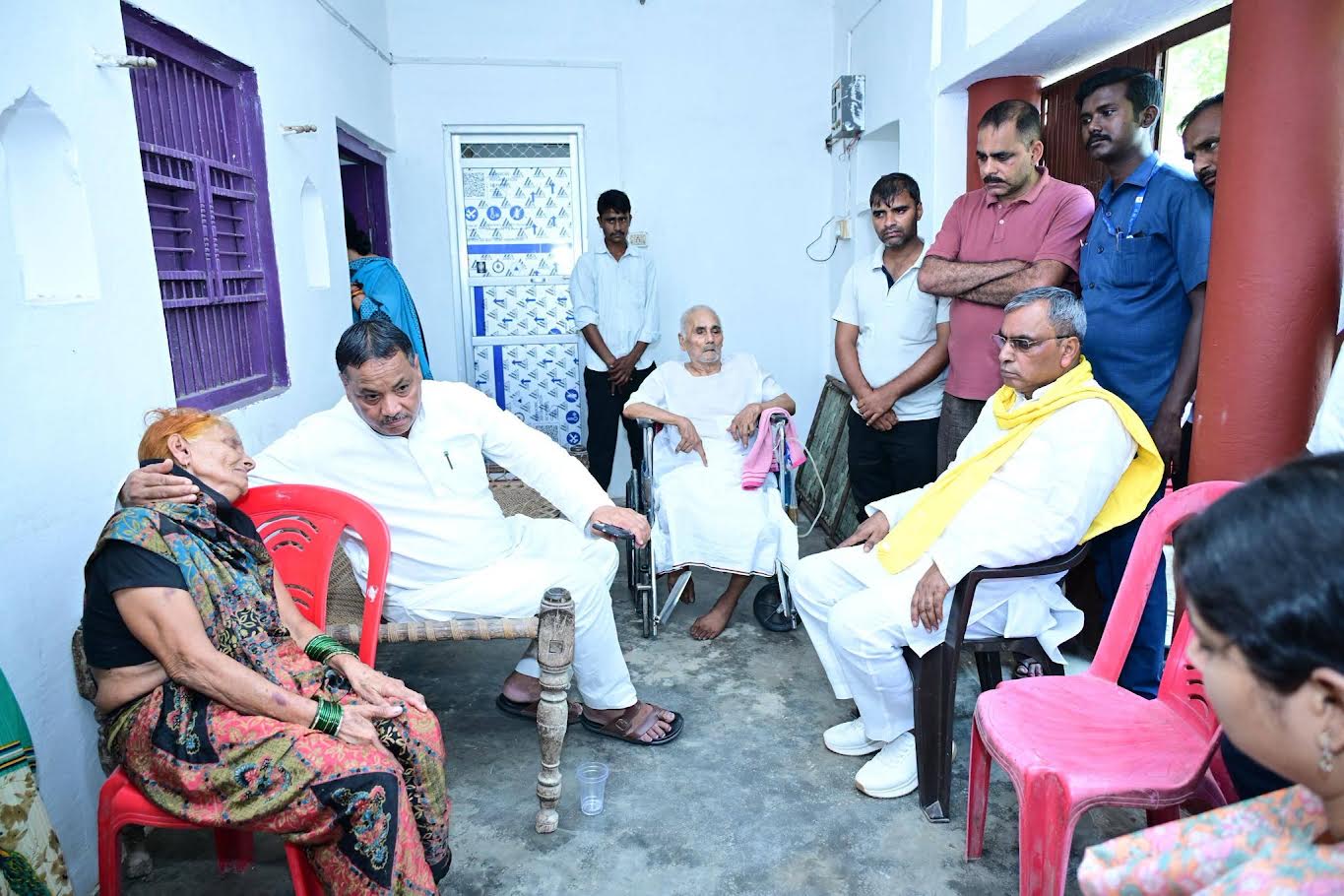 अंबेडकरनगर के मठिया में शहीद अंकित पांडेय के परिजनों से मुलाकात करते प्रभारी मंत्री ओमप्रकाश राजभर।
