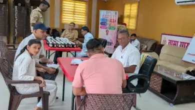 शामली रिजर्व पुलिस लाइन में वामा वेलनेस कैंप के दौरान पुलिसकर्मियों और उनके परिजनों की स्वास्थ्य जांच करते चिकित्सक।