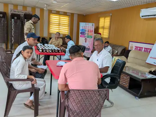 शामली रिजर्व पुलिस लाइन में वामा वेलनेस कैंप के दौरान पुलिसकर्मियों और उनके परिजनों की स्वास्थ्य जांच करते चिकित्सक।