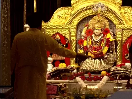 शारदीय नवरात्रि के पहले दिन मंदिरों में दर्शन के लिए पहुंचे श्रद्धालु
