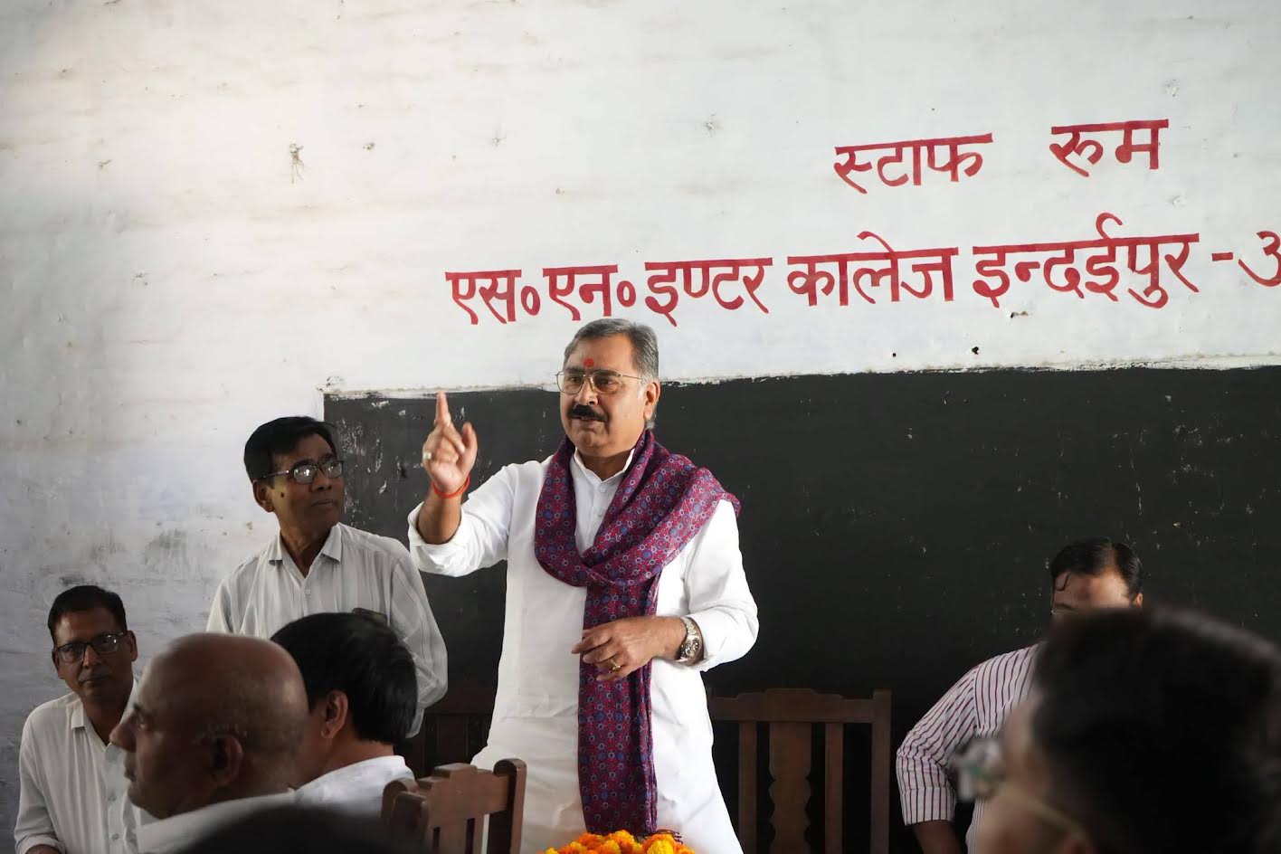 अंबेडकरनगर में सपा कार्यालय पर कार्यकर्ताओं के साथ संजयन त्रिपाठी