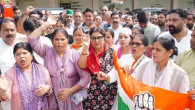 दिल्ली में SIR और मुख्य चुनाव आयुक्त ज्ञानेश कुमार के खिलाफ प्रदर्शन करते INDIA ब्लॉक के नेता।
