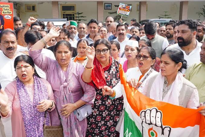 दिल्ली में SIR और मुख्य चुनाव आयुक्त ज्ञानेश कुमार के खिलाफ प्रदर्शन करते INDIA ब्लॉक के नेता।