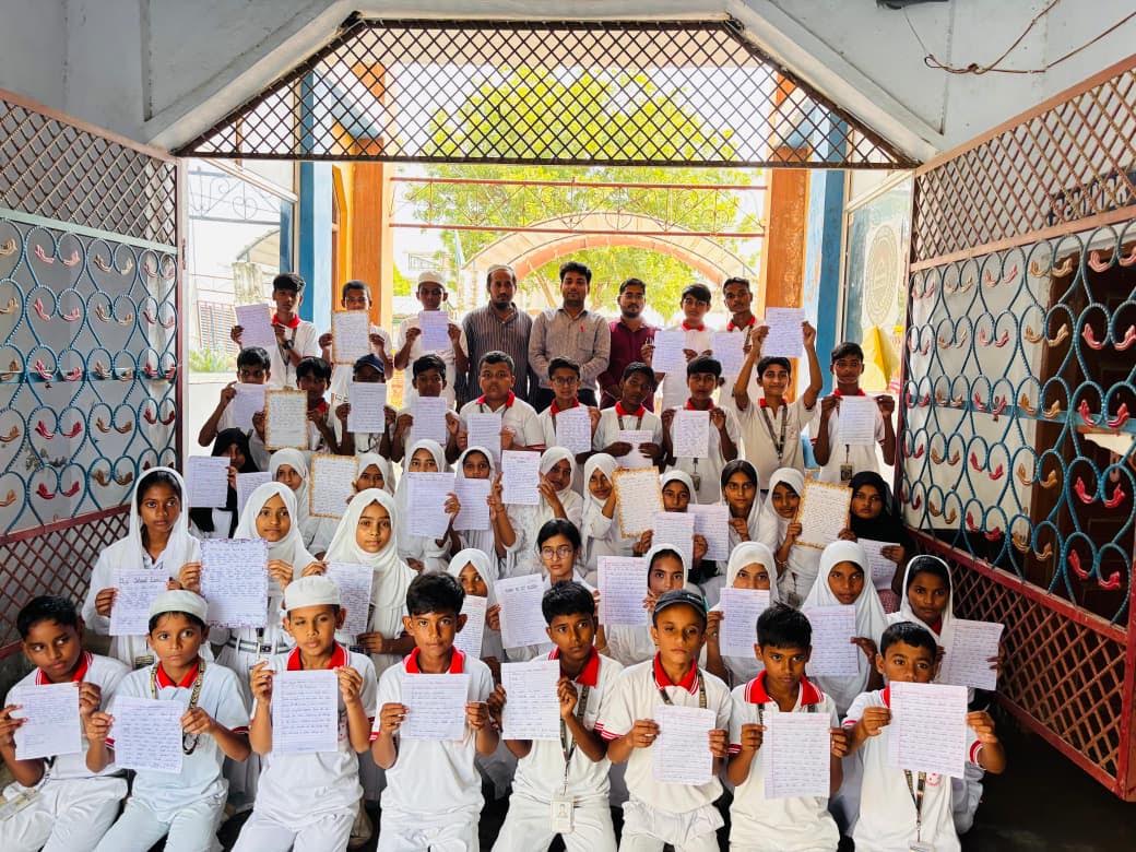 अंबेडकरनगर के न्यौरी स्थित मॉडर्न पब्लिक स्कूल में सर सैयद अहमद खान की जयंती पर अंग्रेजी लेखन प्रतियोगिता।