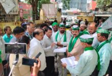 लखनऊ में चकबंदी की कथित गड़बड़ियों के विरोध में प्रदर्शन कर रहे सोनभद्र के किसान और पुलिस बल।