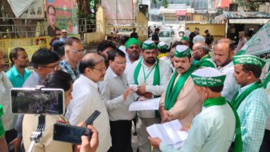 लखनऊ में चकबंदी की कथित गड़बड़ियों के विरोध में प्रदर्शन कर रहे सोनभद्र के किसान और पुलिस बल।