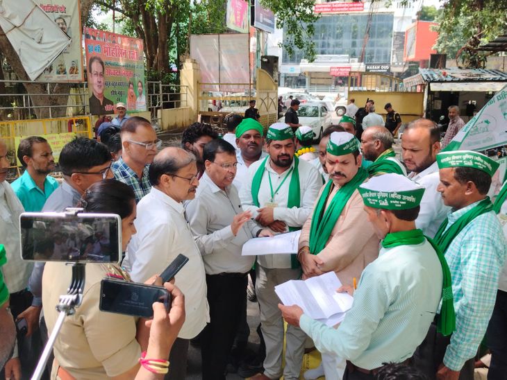 लखनऊ में चकबंदी की कथित गड़बड़ियों के विरोध में प्रदर्शन कर रहे सोनभद्र के किसान और पुलिस बल।
