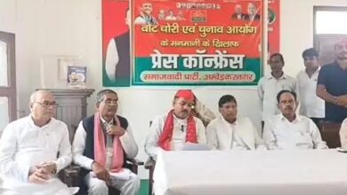अंबेडकरनगर में प्रेसवार्ता के दौरान सपा सांसद लालजी वर्मा।