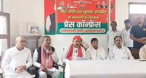 अंबेडकरनगर में प्रेसवार्ता के दौरान सपा सांसद लालजी वर्मा।