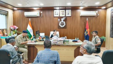 अंबेडकरनगर पुलिस कार्यालय में जनसुनवाई करतीं एसपी प्राची सिंह