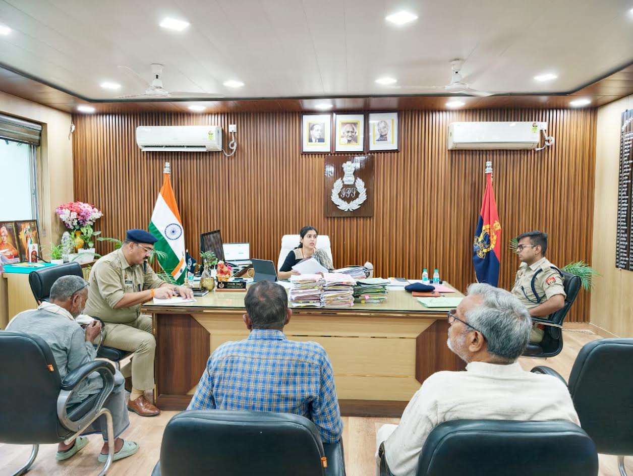 अंबेडकरनगर पुलिस कार्यालय में जनसुनवाई करतीं एसपी प्राची सिंह