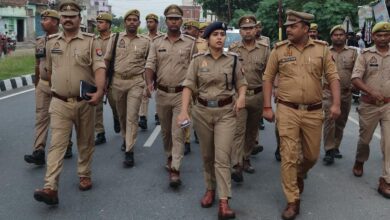 कुर्की बाजार में पैदल गश्त करतीं एसपी प्राची सिंह