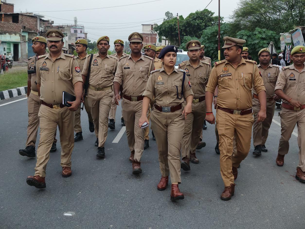 कुर्की बाजार में पैदल गश्त करतीं एसपी प्राची सिंह