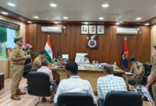 अंबेडकरनगर पुलिस कार्यालय में जनसुनवाई के दौरान शिकायतों का निस्तारण सुनिश्चित करने के निर्देश देतीं एसपी प्राची सिंह।
