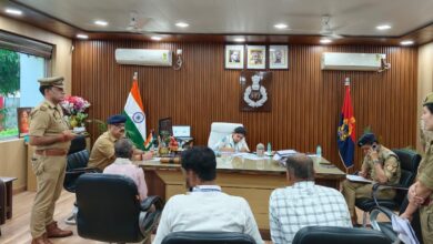 अंबेडकरनगर पुलिस कार्यालय में जनसुनवाई के दौरान शिकायतों का निस्तारण सुनिश्चित करने के निर्देश देतीं एसपी प्राची सिंह।