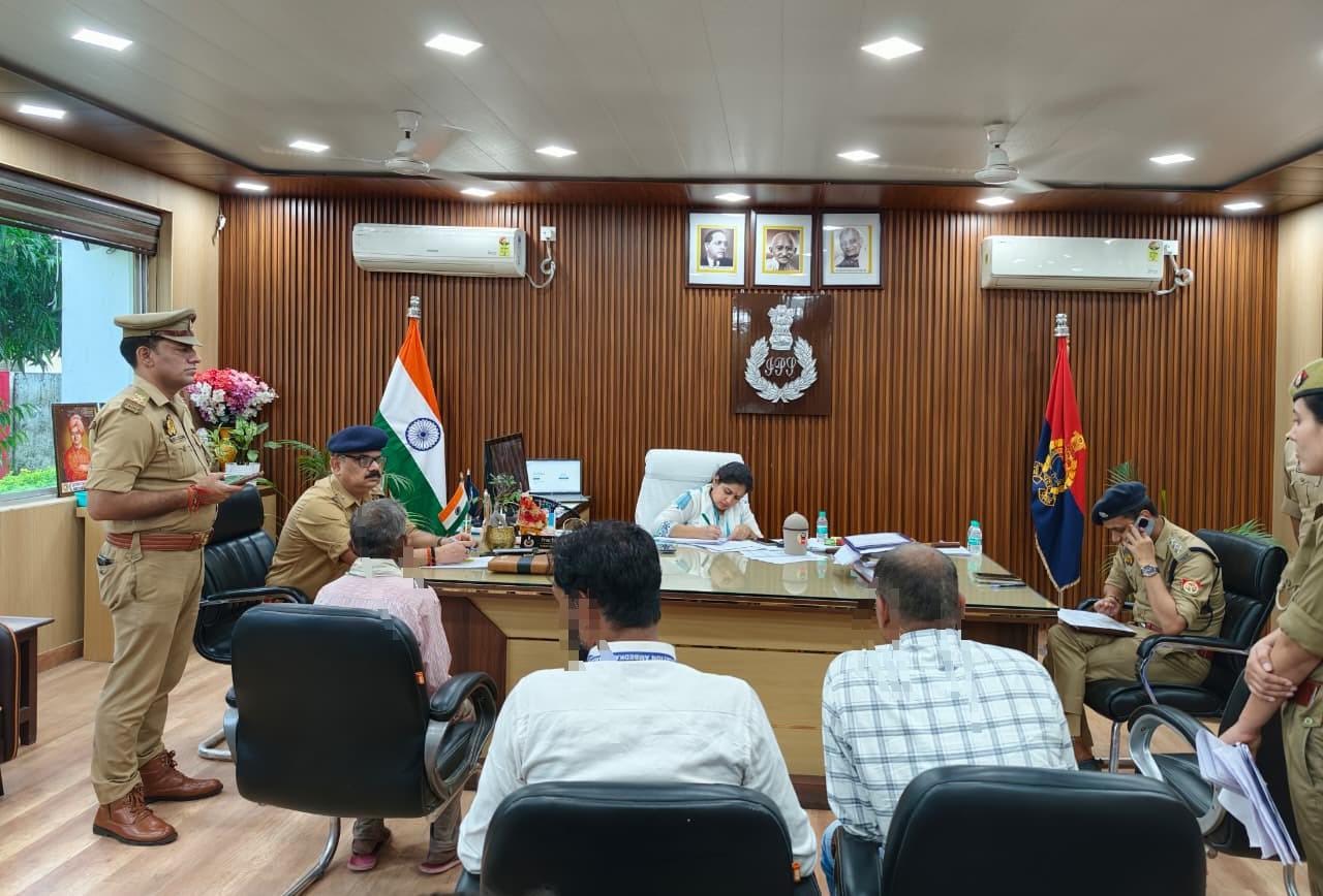 अंबेडकरनगर पुलिस कार्यालय में जनसुनवाई के दौरान शिकायतों का निस्तारण सुनिश्चित करने के निर्देश देतीं एसपी प्राची सिंह।
