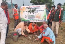 अंबेडकरनगर में स्वच्छ भारत दिवस पर पौधारोपण और सफाई अभियान में शामिल नगर पालिका की टीम।