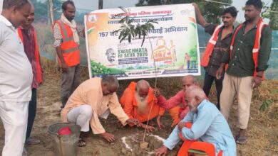 अंबेडकरनगर में स्वच्छ भारत दिवस पर पौधारोपण और सफाई अभियान में शामिल नगर पालिका की टीम।