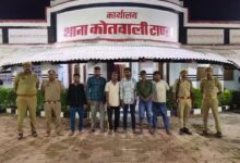अंबेडकरनगर के टांडा में जुआ खेलने के आरोप में छह लोगों की गिरफ्तारी से जुड़ी पुलिस कार्रवाई।
