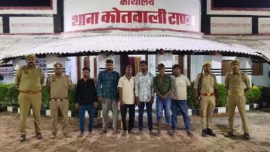 अंबेडकरनगर के टांडा में जुआ खेलने के आरोप में छह लोगों की गिरफ्तारी से जुड़ी पुलिस कार्रवाई।