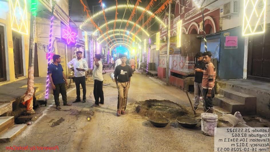 अंबेडकरनगर के टांडा में दुर्गा पूजा के मद्देनजर जल निगम की टीम द्वारा सड़क के ऊंचे-नीचे हिस्सों को ठीक करने का कार्य।