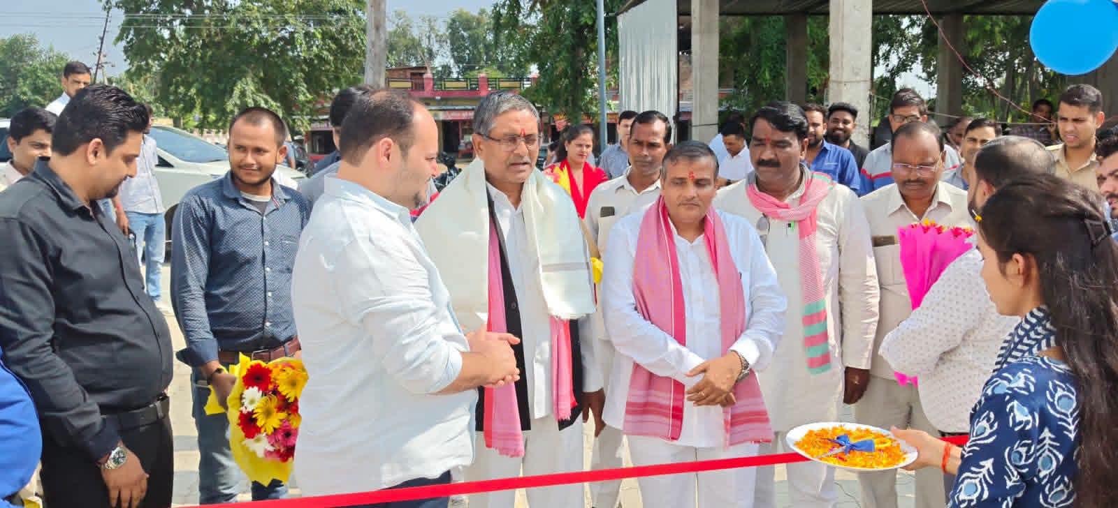 अंबेडकरनगर में टाटा मोटर्स सर्विस सेंटर का उद्घाटन करते सपा विधायक रामअचल राजभर।
