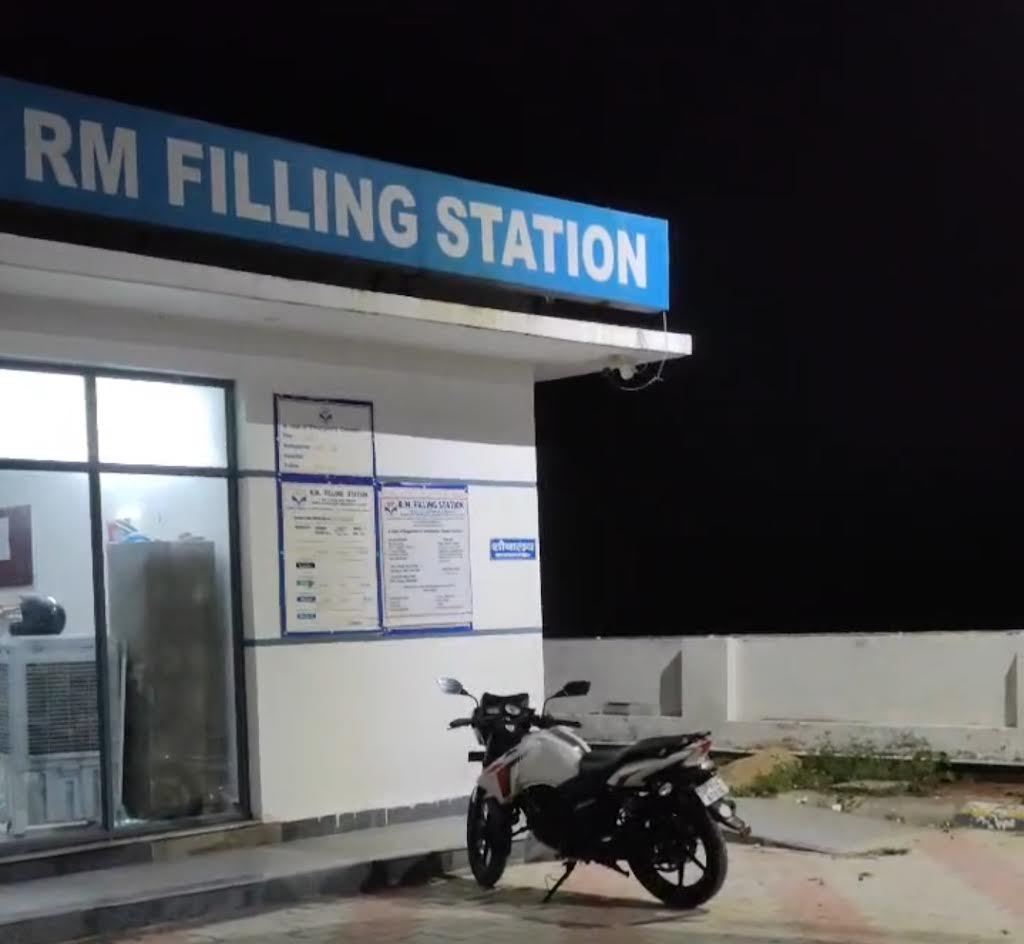 अयोध्या के शाने अवध होटल में शिक्षक एमएलसी चुनाव को लेकर सपा विधायक त्रिभुवन दत्त की शिक्षकों और प्रबंधकों के साथ बैठक।