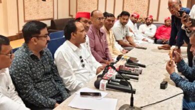 अयोध्या के शाने अवध होटल में शिक्षक एमएलसी चुनाव को लेकर सपा विधायक त्रिभुवन दत्त की शिक्षकों और प्रबंधकों के साथ बैठक।