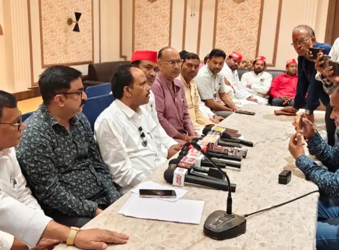 अयोध्या के शाने अवध होटल में शिक्षक एमएलसी चुनाव को लेकर सपा विधायक त्रिभुवन दत्त की शिक्षकों और प्रबंधकों के साथ बैठक।