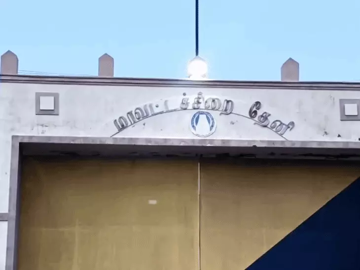 तमिलनाडु के थेनी जिले में सब-जेल से फरार कैदियों की तलाश करती पुलिस टीमें।