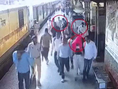 टाइगर श्रॉफ की कार पर फायरिंग मामले में शूटर्स को पुलिस जांच के अपडेट देने और भागने में मदद के आरोप