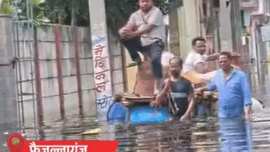 लखनऊ के फैजुल्लागंज में बाढ़ के पानी में डूबी कारें