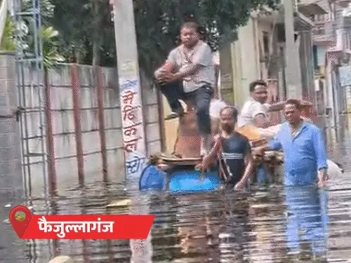 लखनऊ के फैजुल्लागंज में बाढ़ के पानी में डूबी कारें