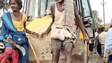 लखनऊ में गोमती नदी का जलस्तर बढ़ने से जलभराव में डूबी सड़क और आसपास के घर।