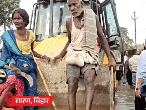 लखनऊ में गोमती नदी का जलस्तर बढ़ने से जलभराव में डूबी सड़क और आसपास के घर।