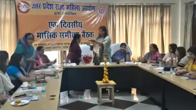 गोमतीनगर स्थित उत्तर प्रदेश राज्य महिला आयोग में समीक्षा बैठक करतीं अध्यक्ष डॉ. बबीता सिंह चौहान।