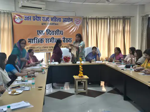 गोमतीनगर स्थित उत्तर प्रदेश राज्य महिला आयोग में समीक्षा बैठक करतीं अध्यक्ष डॉ. बबीता सिंह चौहान।