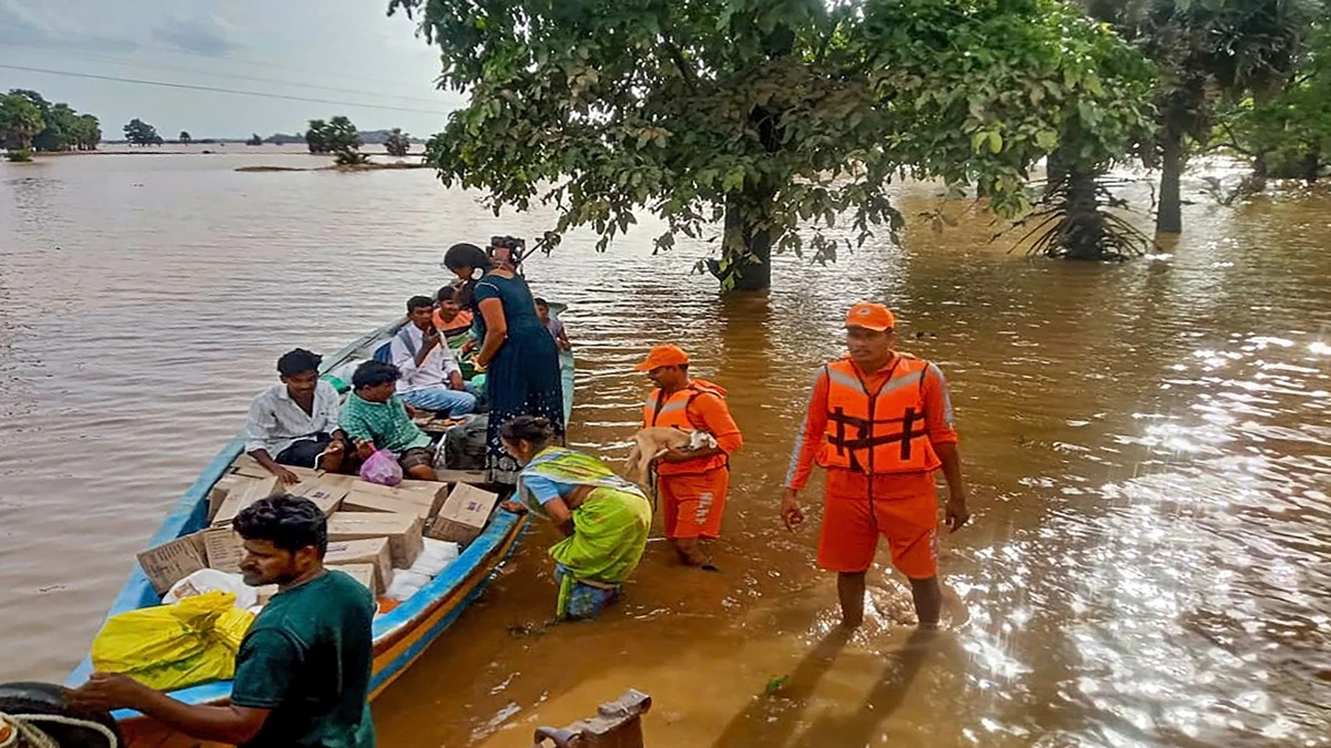 उत्तर प्रदेश में बारिश और जलभराव तथा हिमाचल और उत्तराखंड की ऊंची चोटियों पर बर्फबारी से जुड़ी मौसम की खबर।