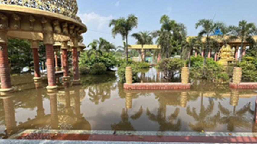 लखनऊ के फैजुल्लागंज में बाढ़ के पानी से प्रभावित घर