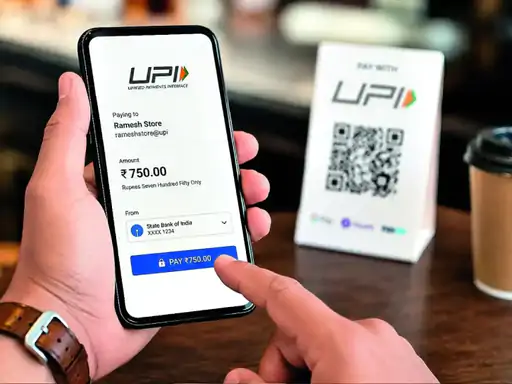 UPI पेमेंट करते ग्राहक और मर्चेंट, चार्ज को लेकर सर्वे