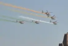 काशी एयर शो में गंगा और घाटों के ऊपर करतब दिखाते सुखोई विमान और सारंग हेलिकॉप्टर।