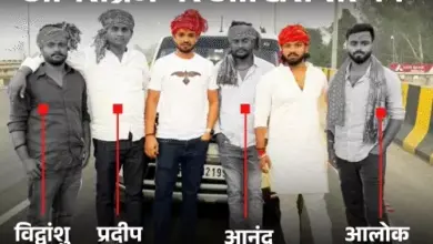 प्रयागराज-वाराणसी हाईवे पर ओवरब्रिज के पास खड़ी स्कॉर्पियो और हादसे से पहले दोस्तों की तस्वीर।