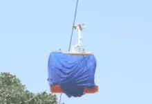 - वाराणसी रोप-वे परियोजना के रथयात्रा-गोदौलिया रूट पर गंडोलों के तारों का परीक्षण।