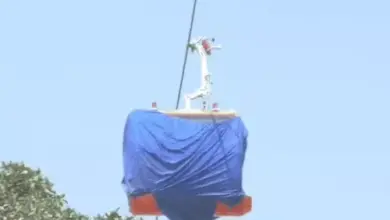 - वाराणसी रोप-वे परियोजना के रथयात्रा-गोदौलिया रूट पर गंडोलों के तारों का परीक्षण।