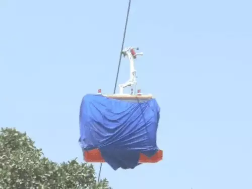 - वाराणसी रोप-वे परियोजना के रथयात्रा-गोदौलिया रूट पर गंडोलों के तारों का परीक्षण।