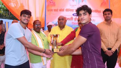 अंबेडकरनगर के एकलव्य स्पोर्ट्स स्टेडियम में राज्य स्तरीय तैराकी चैंपियनशिप के विजेता खिलाड़ी।